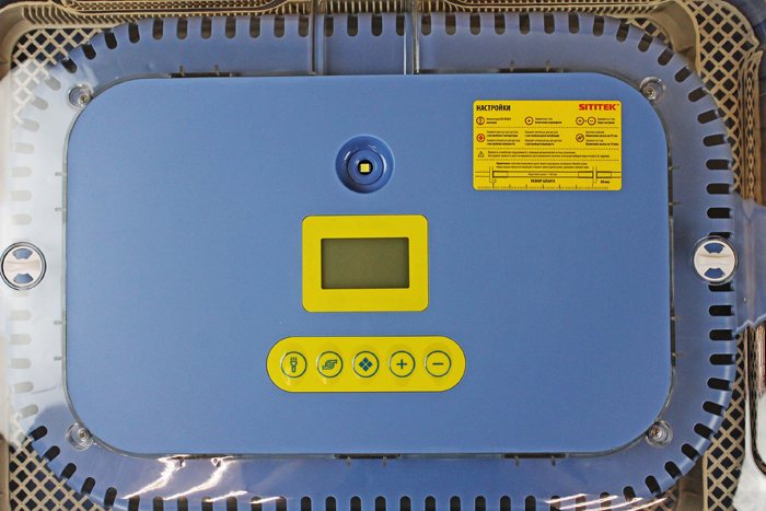 Инкубатор для яиц SITITEK 70 оборудован двумя вентидяционными отверстиями