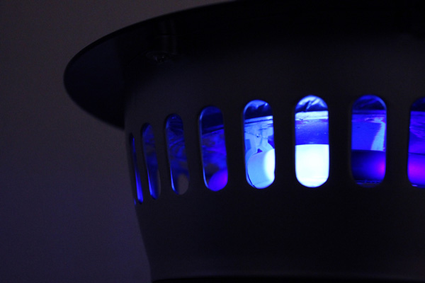 Уничтожитель комаров SITITEK MT-1500 приманивает насекомых светом УФ-лампы и другими способами