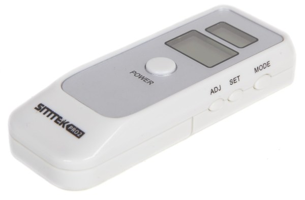 Три клавиши на боковой панели алкотестера SITITEK PRO2 отвечают за настройку часов и переключение режимов работы прибора