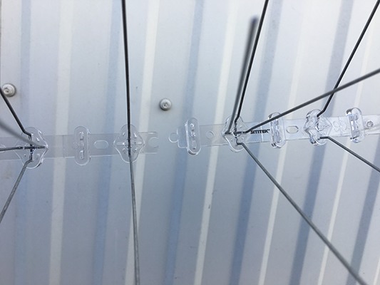 Такой замок обеспечивает прочное сцепление секций между собой