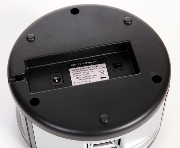 Нижняя панель корпуса ультразвукового отпугивателя SITITEK 360 с разъемом для сетевого адаптера и клавишей тестирования прибора