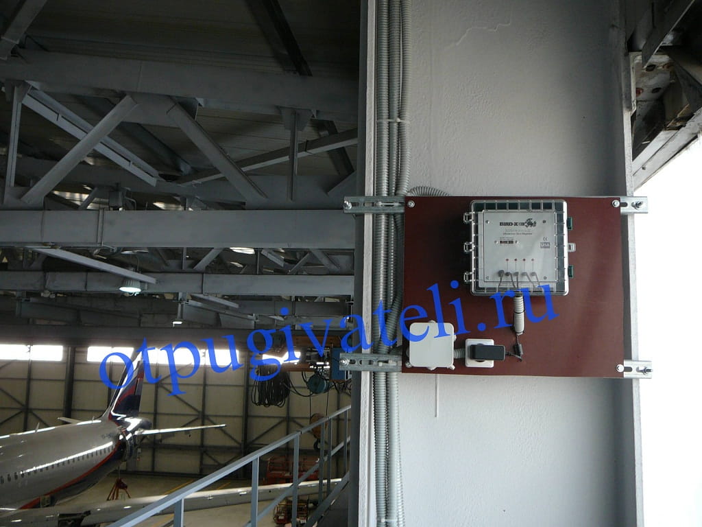 Ультразвуковой отпугиватель птиц Ultrason-X в ангаре Аэрофлота
