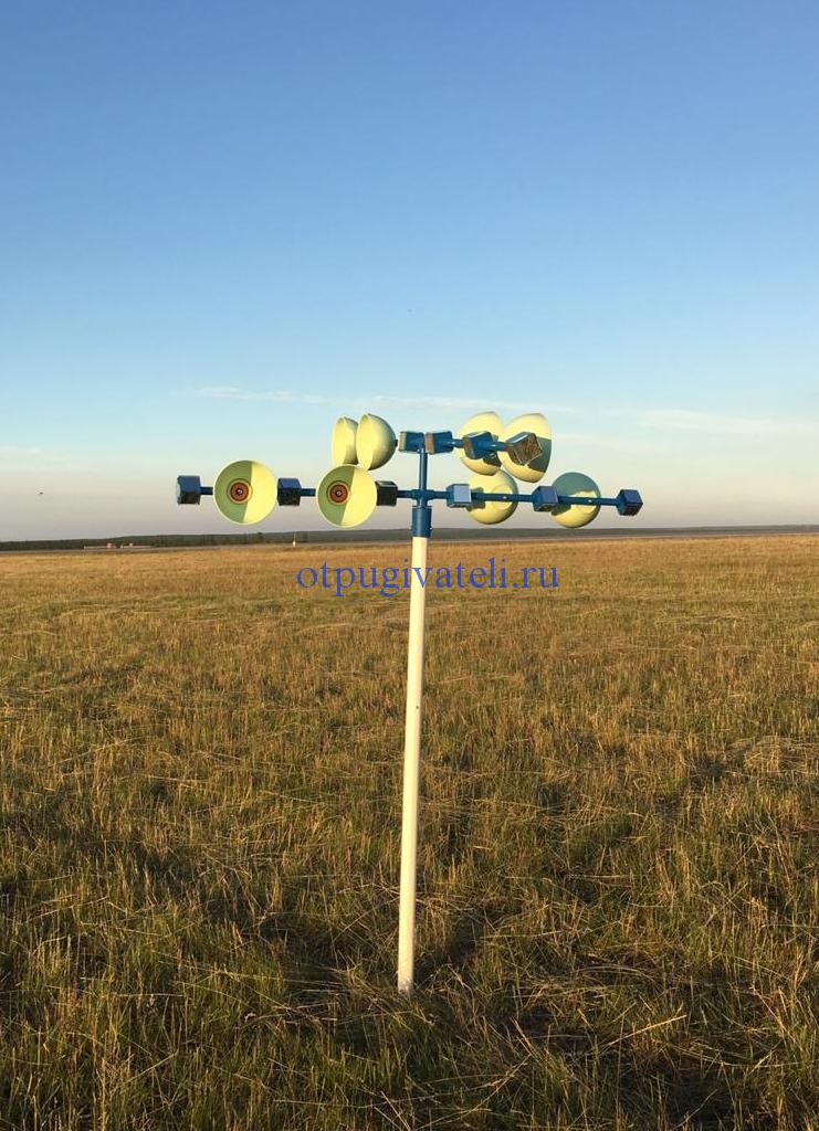 Светоотражающий отпугиватель от птиц Подвижный светоотражающий отпугиватель птиц на лётном поле аэропорта Салехарда